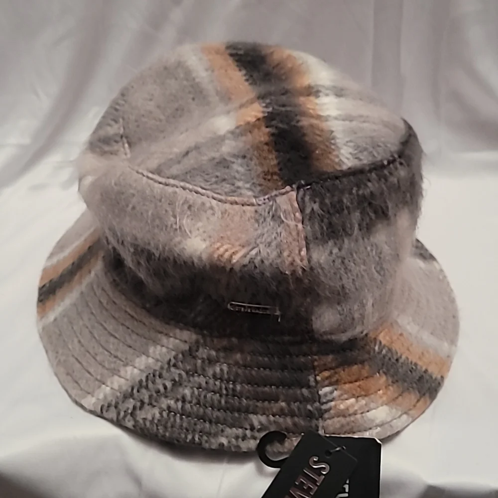Steve Madden Logo Plate Brushed Bucket Hat OSFM Off white Gray Tan Plaid